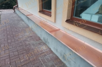 Отливы из меди по фундаменту дома.